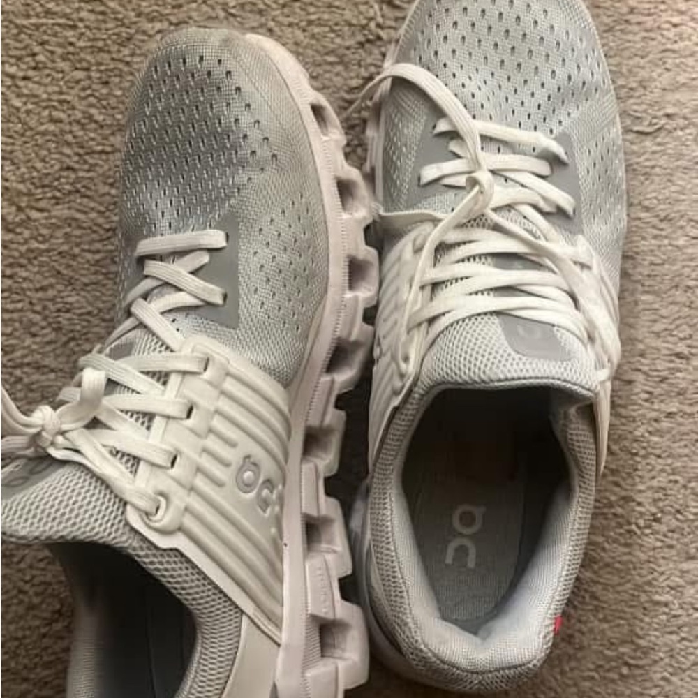 On cloud tennis shoes 9.5